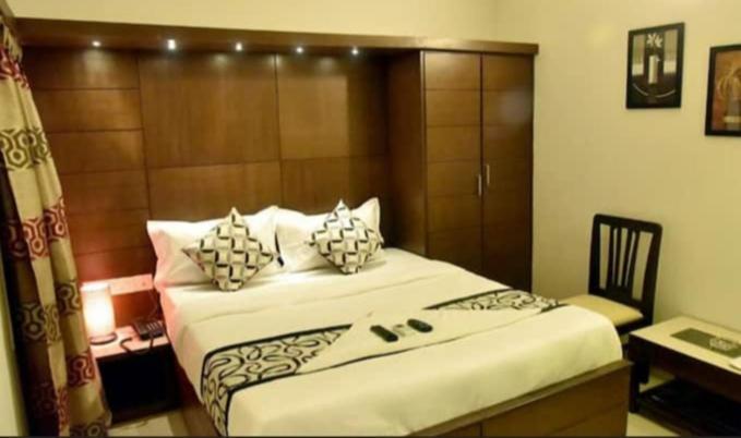 Hotel R Deluxe "Couple Friendly Vaccinated Staff" New Delhi Exterior photo